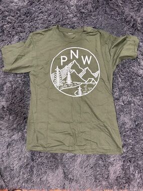 Men's PNW Graphic Short-Sleeve Tee in Olive Green